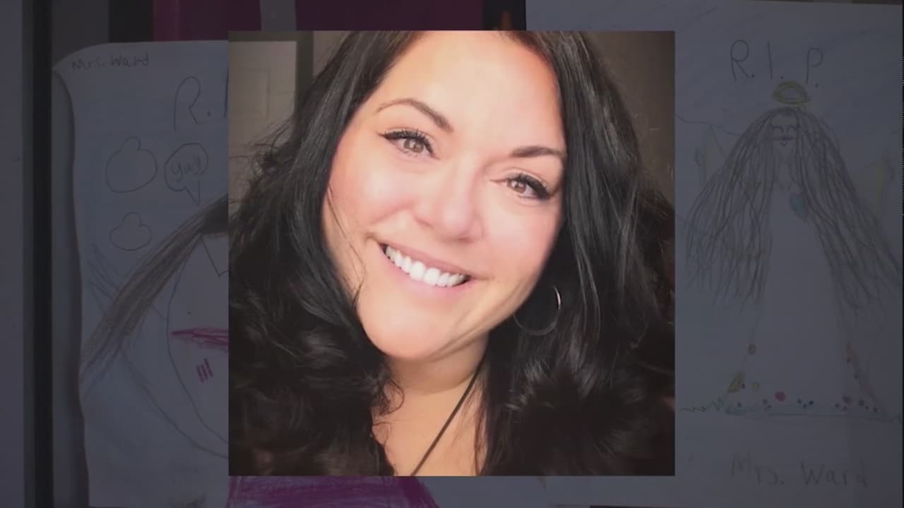 Una profesora de Fayetteville murió después de dar positivo por covid-19 en menos de dos semanas. Mary Ward, de 51 años, presentó los primeros síntomas el 29 de octubre. La maestra enseñaba artes desde el jardín de infancia hasta el octavo grado.