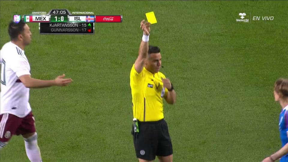 Tarjeta amarilla. El árbitro amonesta a Ari Freyr Skúlason de Iceland