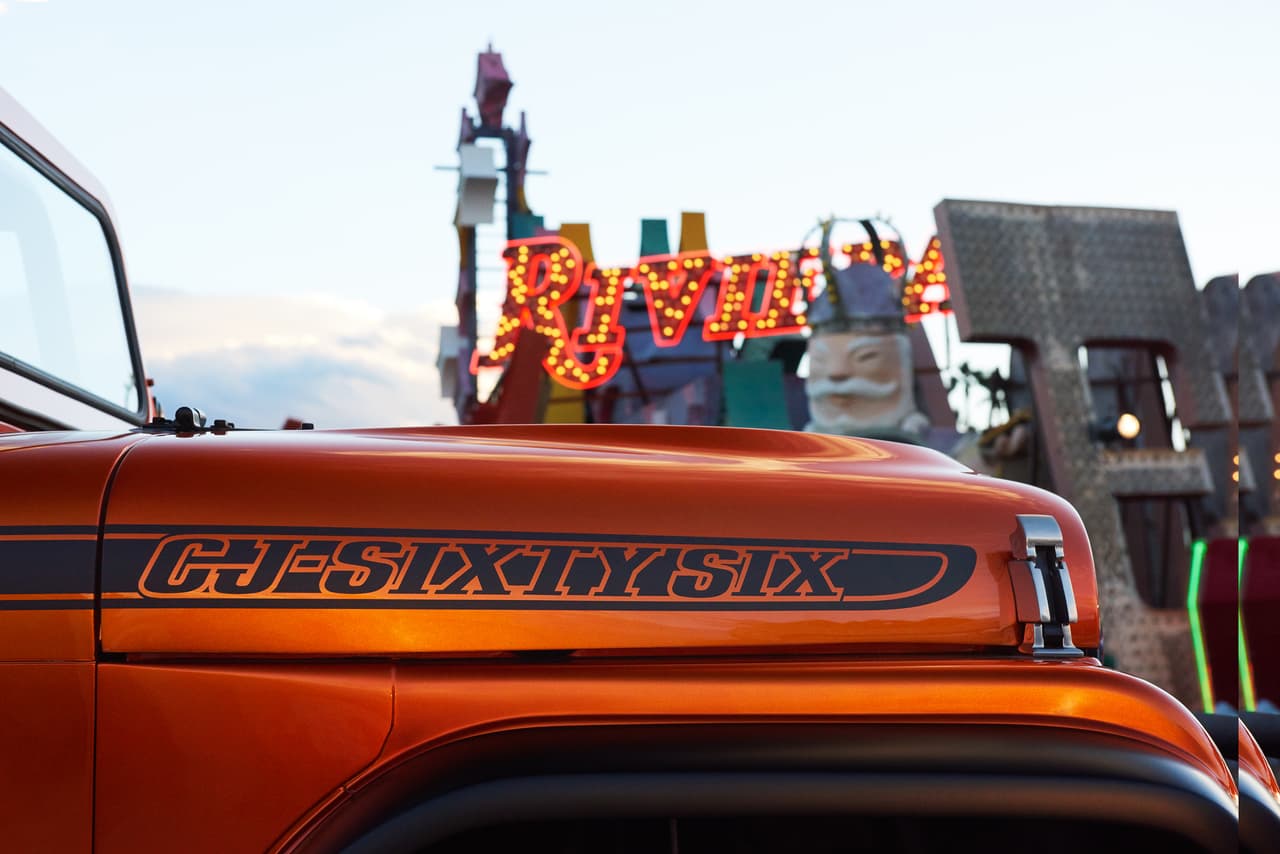 La pintura cobre 
<i>Canyon</i> del Jeep CJ66 destaca en ambos lados gracias a una franja CJ66 personalizada en tono negro mate que recorre el lateral del cofre. La combinación entre un color moderno e inusual complementa a la perfección los clásicos contornos del Jeep CJ5 cuerpo estrecho de 1966.