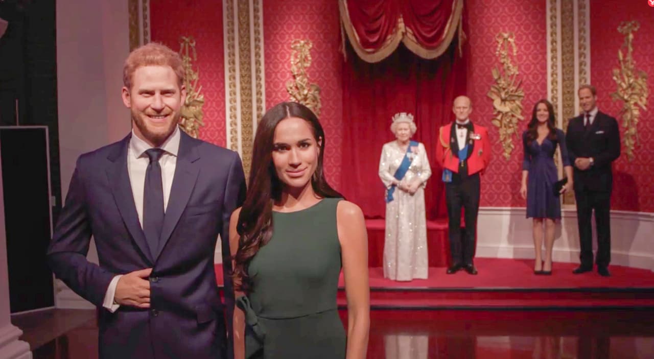 "Junto con el resto del mundo estamos reaccionando a la sorprendente noticia de que el duque y la duquesa de Sussex darán un paso atrás como miembros de la realeza. A partir de hoy, las figuras de Meghan y Harry ya no aparecerán en el set de nuestra familia real, 
<b>para reflejar su 'nuevo papel progresivo dentro de la institución real'</b>", declaró el museo a 
<a href="https://www.tmz.com/2020/01/09/meghan-markle-prince-harry-wax-figures-removed-madame-tussauds-london-royal-family-display/" target="_blank">TMZ</a> con cierta carga de ironía, pues colocaron al final una cita del sorpresivo anuncio de los duques para explicar la reubicación de sus figuras.
<br>
