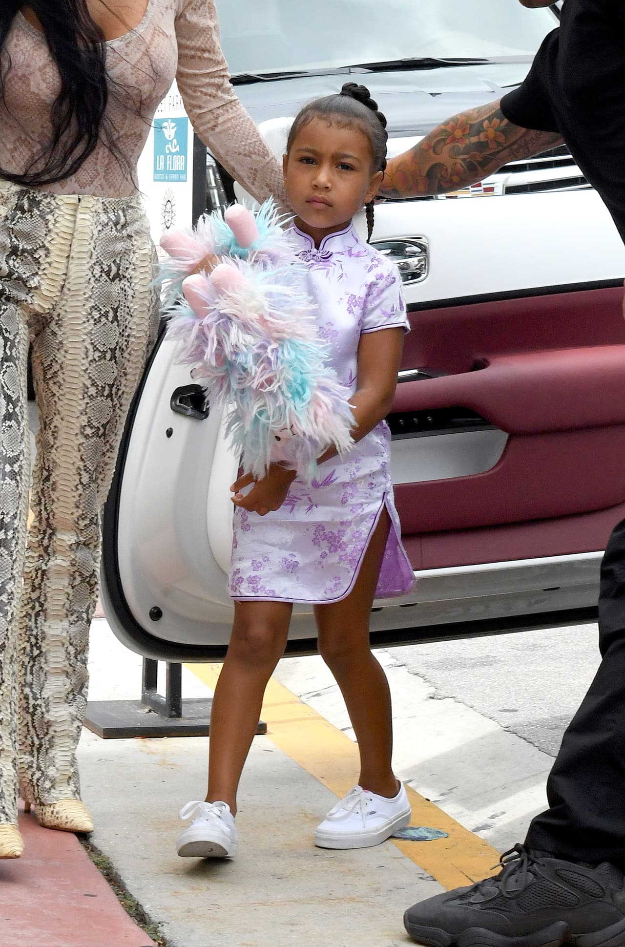 Esto quedó demostrado durante el pasado fin de semana, cuando la empresaria de 37 años acudió al restaurante South Florida Carpaccio en Miami, junto a unos amigos y su hija mayor, North West.
<br>