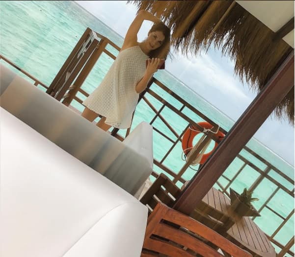 Ella es Cynthia Alesco, actriz egresada del CEA (Centro de Eduacación Artística) y Licenciada en Mercadotecnia.