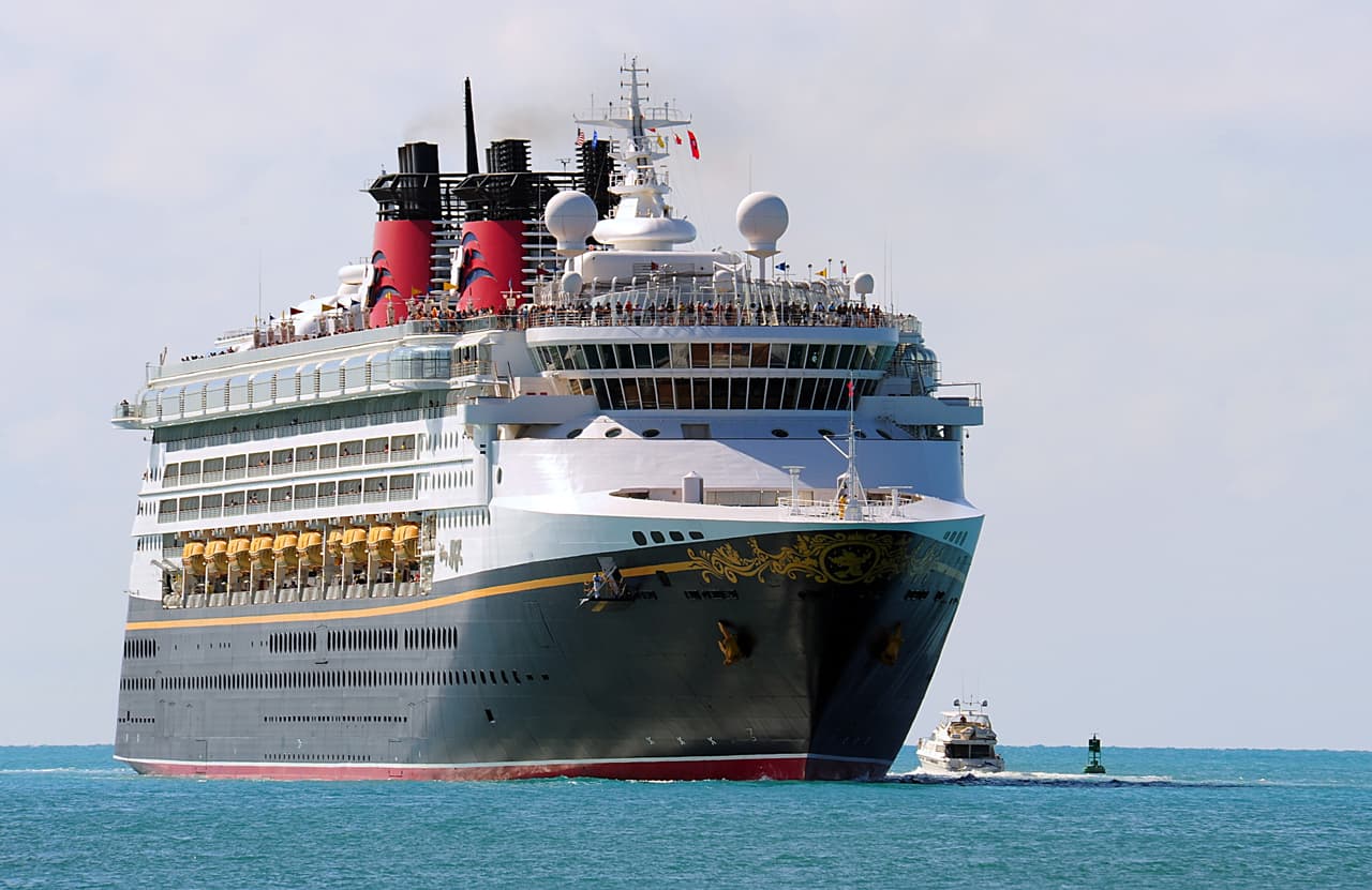 La compañía Disney anunció que todas las personas desde los 5 años en adelante deberán estar vacunadas contra el coronavirus, para poder viajar en sus cruceros.