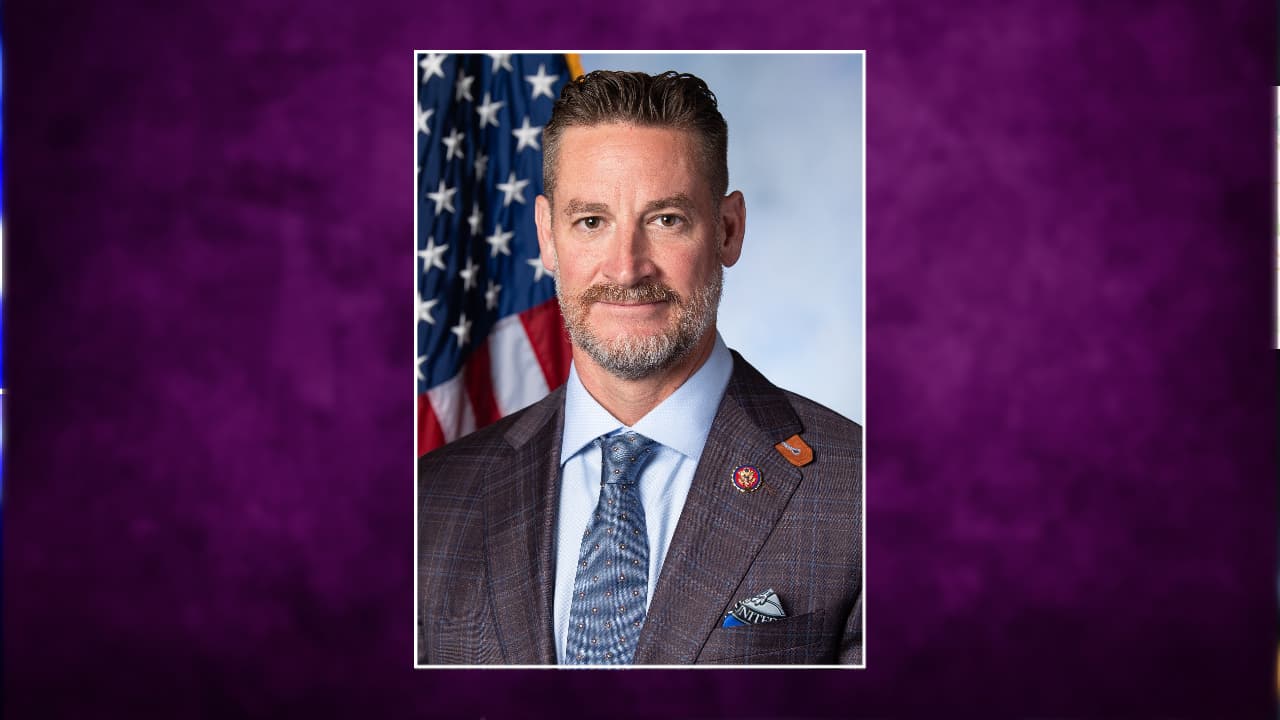 Congresista Greg Steube fue hospitalizado tras caer desde una gran altura en su casa en Sarasota