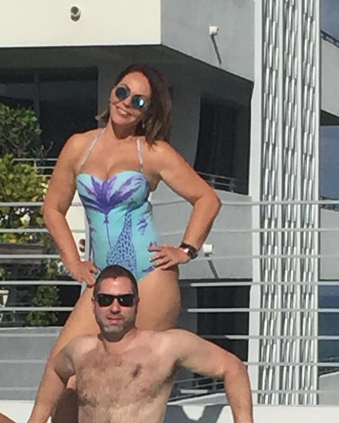 María Elena Salinas se puso el traje de baño y disfrutó del calor de Miami luciendo cuerpazo.