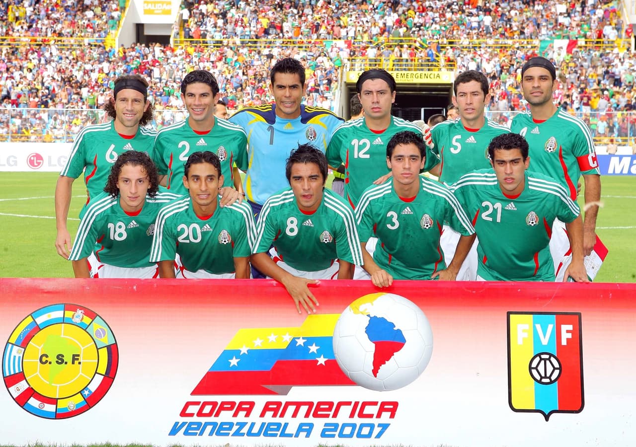 Aquella Copa América fue famosa porque varios "europeos" alegaron cansancio para no viajar a Venezuela. 
<b>Solamente Rafa Márquez y Nery Castillo no militaban en la Liga MX.</b>