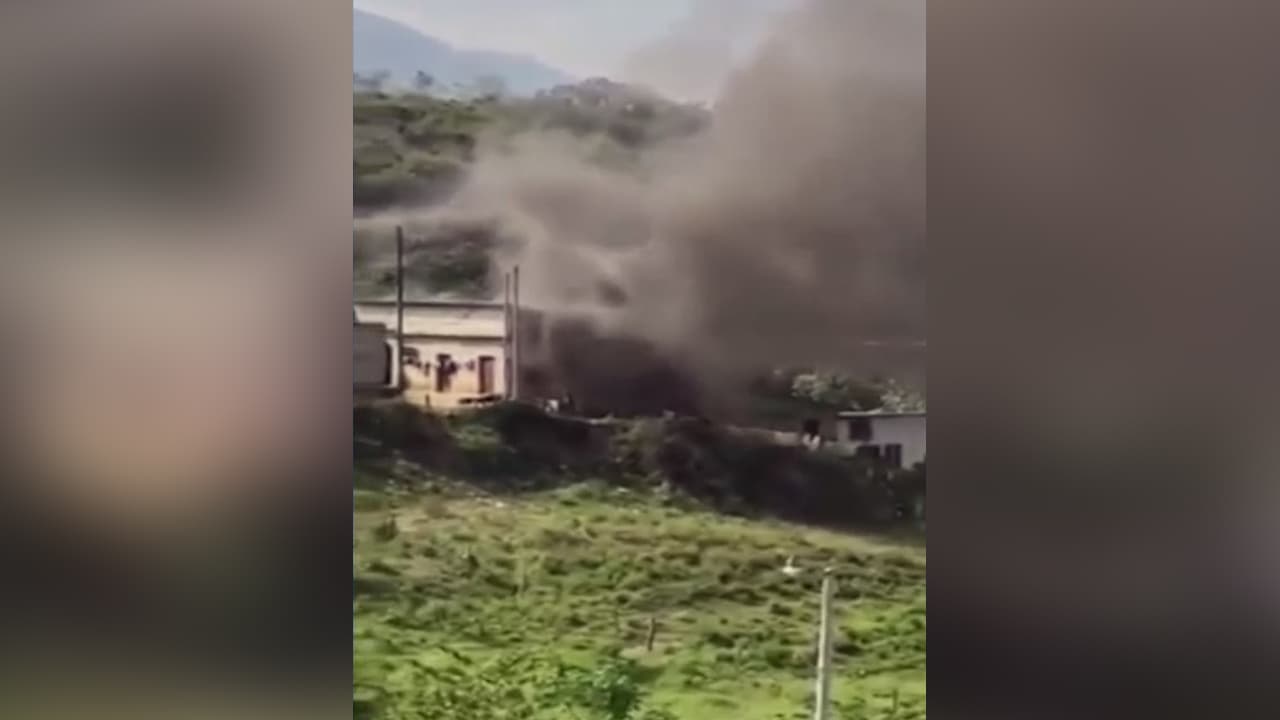 <b>Tres hermanitas murieron calcinadas por explosión de un tanque de gas en su casa.</b>
<br>
<br>Entre lágrimas, la madre de las niñas las identificó. Los vecinos en Guatemala cuentan que trataron de salvar a las menores, pero debido a la intensidad de las llamas y el humo fue imposible.