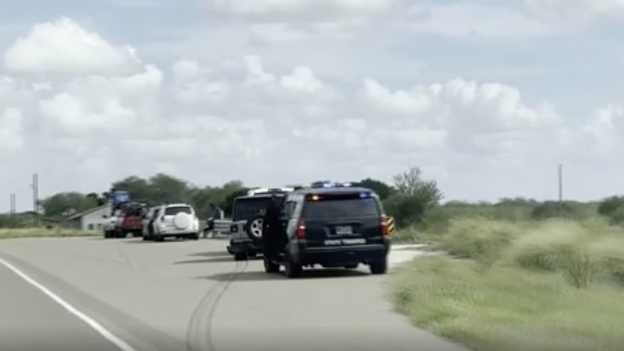 Si ves un vehículo de emergencia en la carretera, debes cambiar de carril o disminuir la velocidad 20 millas por hora del límite establecido.
