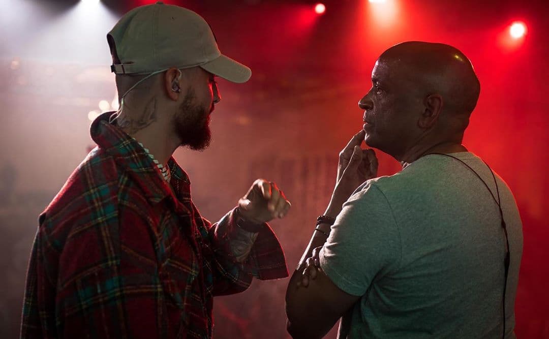 Una de las principales características de este productor es que logra "meterse en la mente y el corazón" de los intérpretes con los que trabaja. Lograrlo —asegura— es realmente importante en una producción musical. Tanto que él mismo ha llegado a considerar que tiene "algo de psicólogo". Así lo explicó: "A veces antes de comenzar a grabar, me toca escuchar los sentimientos del artista, para saber cómo podemos lograr su mejor interpretación”.