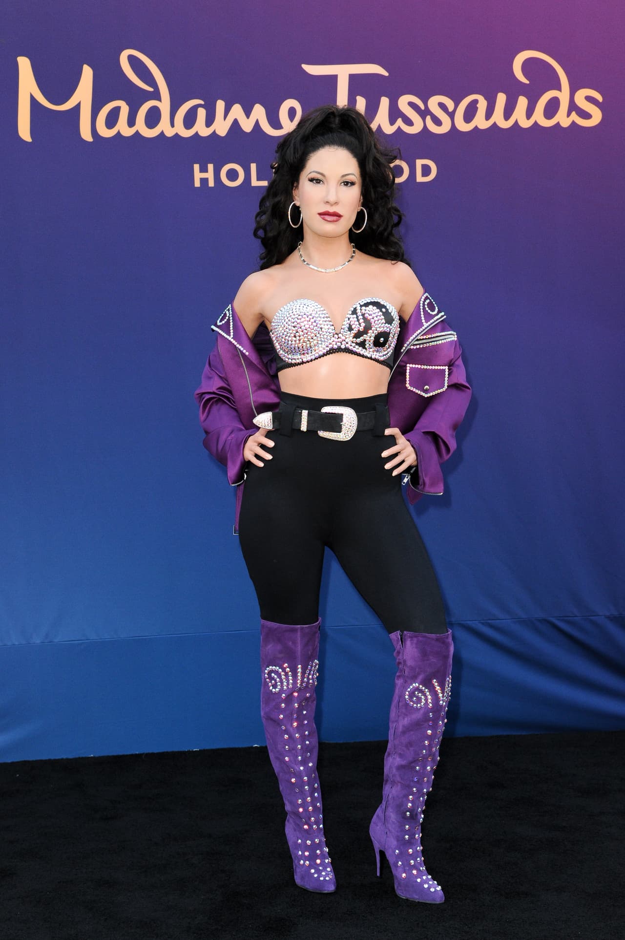 Su estilo fue tan característico, que su nueva figura de cera de Madame Tussauds Hollywood también porta un cropt top con pantalones a la cintura y un cinturón ancho.