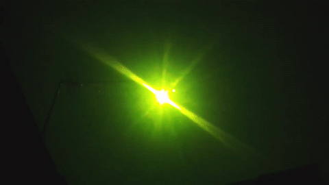 Aquí se puede ver cómo al mover el filtro también se mueven los 'flares', un fenómeno óptico que ocurre en los lentes cuando inciden sobre él rayos de luz que no forman imagen en el plano focal, pero que lo atraviesan. También son conocidos como "luz parásita", porque degradan la imagen. 
<br>