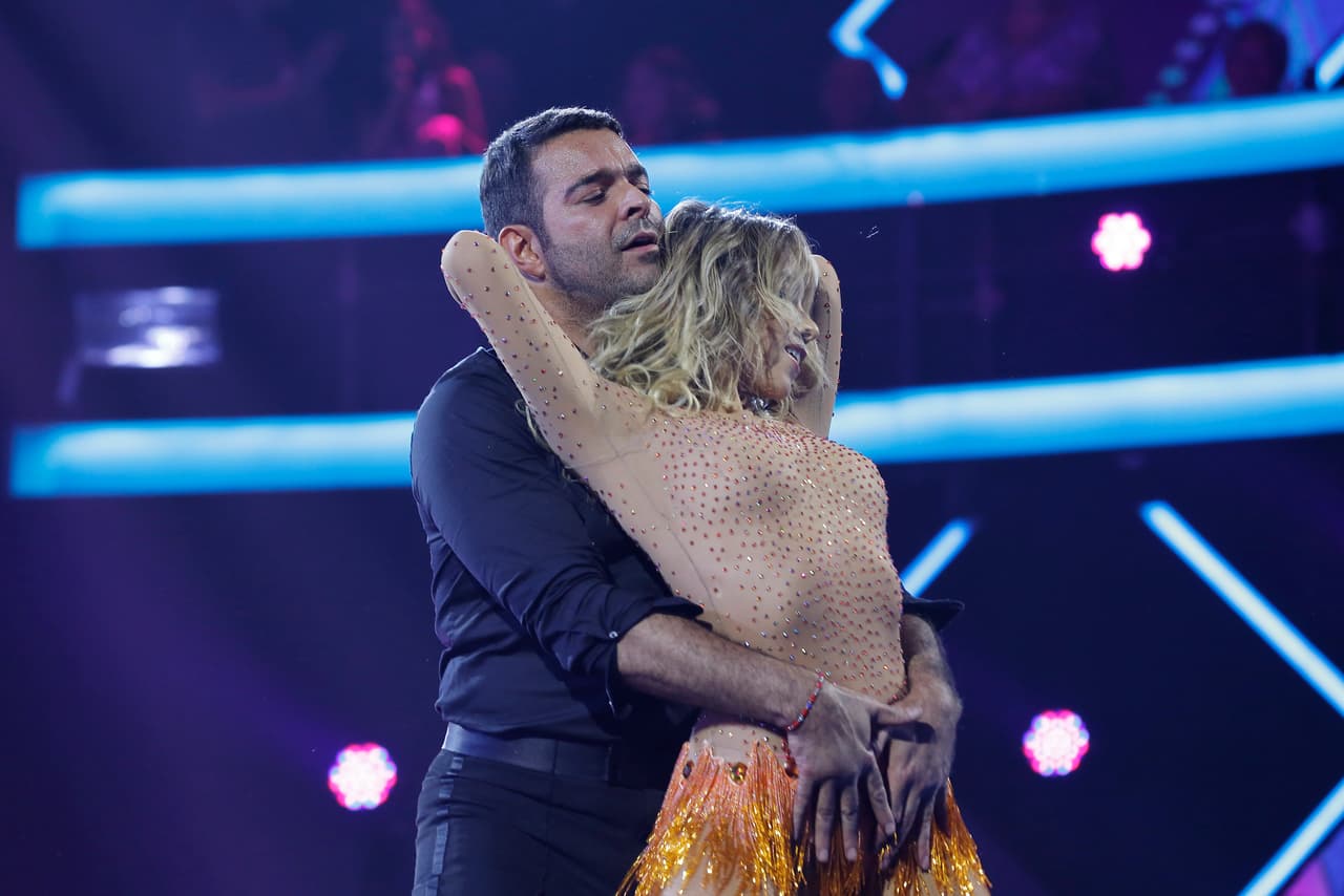 El cantante y actor Pablo Montero abrió su participación en Mira Quién Baila
<a href="http://www.univision.com/shows/mira-quien-baila/pablo-montero-como-no-lo-has-visto-de-charro-a-sensual-bachatero-video">con una bachata.</a>