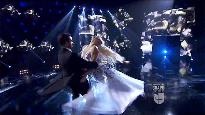 <a href="http://www.univision.com/shows/mira-quien-baila/si-danell-te-mira-como-a-su-bailarina-caeras-video">Si alguien te mira como Danell a su bailarina, cásate con él</a>