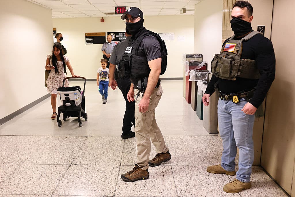 Agentes federales patrullan los pasillos del Jacob K. Javitz Federal Building el 30 de junio de 2025 en Nueva York, donde las audiencias de inmigración están marcadas por un aumento en arrestos. UC Berkeley reporta que las detenciones han crecido en 38 estados, generando tensión en las cortes. (Foto por Michael M. Santiago/Getty Images)
<br>