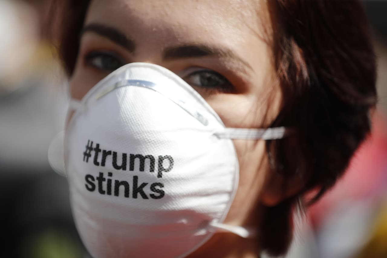 “Trump apesta”, escrito sobre una máscara quirúrgica.