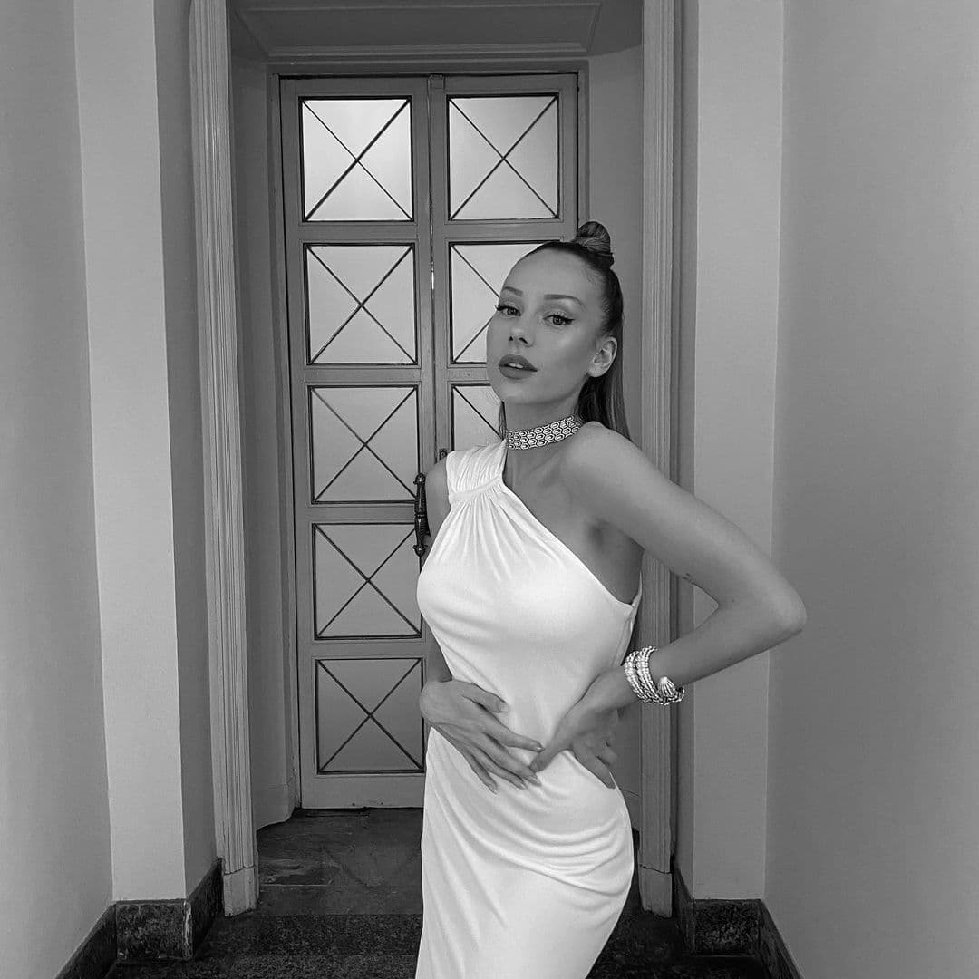 Alejandro y Ester trabajaron juntos en la miniserie 'Alguien tiene que morir', producción de Netflix que fue escrita y dirigida por Manolo Caro.
<br>