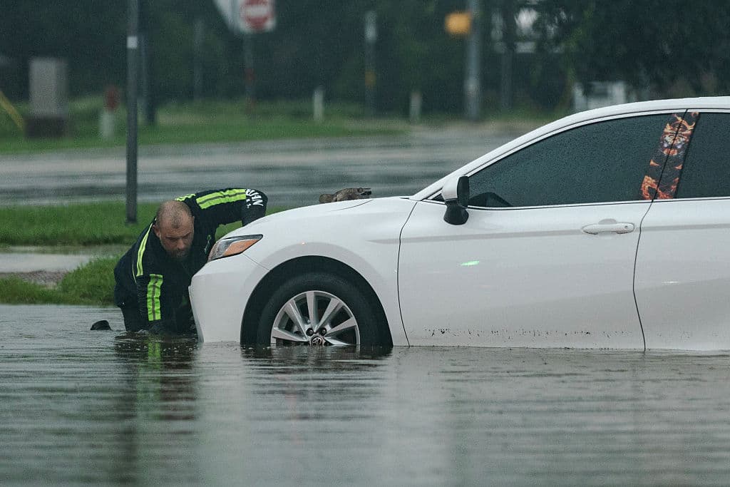 Todo el centro de Texas está 
<b>bajo vigilancia por inundaciones hasta las 7:00 p.m. del domingo.</b> Los acumulados de agua podrían llegar hasta las 6 pulgadas, en zonas localizadas, por lo que se aconseja permanecer en un lugar seguro para que no le ocurra lo mismo que a este conductor.