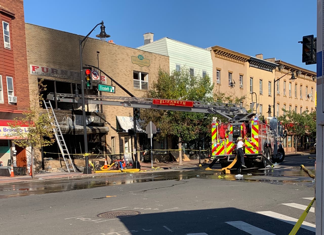 Un poderoso incendio ocurrió la noche del lunes en Elizabeth, 
<a href="https://www.univision.com/temas/nueva-jersey">Nueva Jersey.</a>