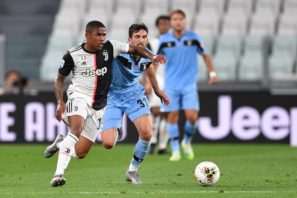 La velocidad del brasileño Douglas Costa comienza a ser una pesadilla para la defensa de la Lazio.
