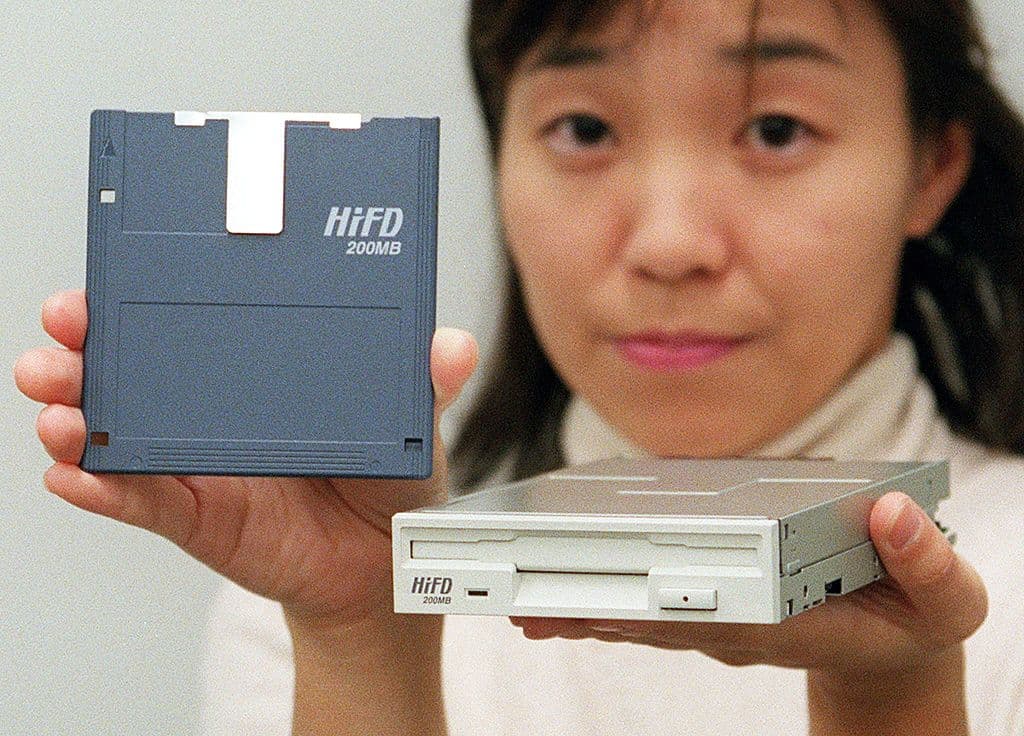 Por eso había dos tipos de discos externos para almacenar la información, el Floppy Disk que tenía capacidad de 2.88 MB hasta los 200 MB.