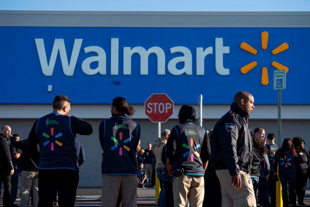 Walmart pagará la universidad a sus trabajadores, una herramienta para conservar empleados 