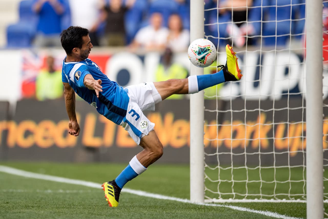 Y también en los primeros minutos Bermudas estuvo muy cerca de marcar gol pero esta providencial salvada de Manuel Rosas sobre la línea de gol permitió a Nicaragua mantener el 0-0.
