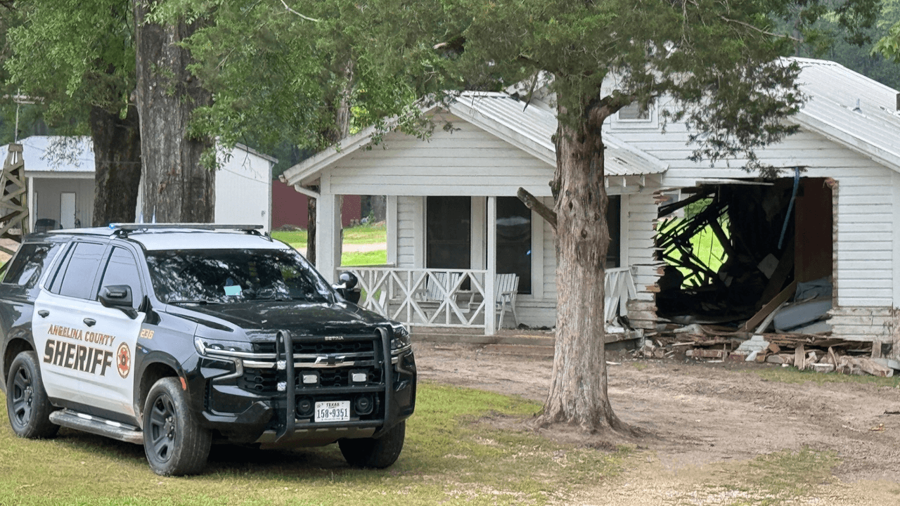 Una camioneta atravesó una casa por completo en la FM 842, en el área de Moffit en el condado de Angelina, ubicado en el este de Texas.
<br>
<br>El incidente ocurrió durante la mañana del 24 de abril. El dueño de la casa,
<b>Robert Boles, de 70 años, murió luego de que el vehículo completamente pasó por su casa</b>. Las autoridades llegaron y comenzaron a investigar.