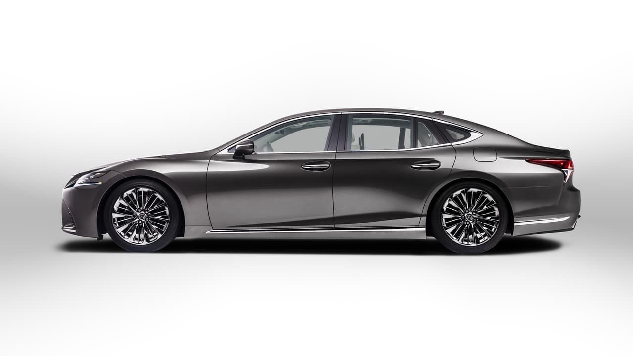 El LS está basado en la carrocería del 
<b><a href="http://www.univision.com/noticias/lexus/este-es-el-nuevo-lexus-lc500-fotos">LC500</a></b>, aunque tienen varias diferencias, principalmente en la planta motriz. Pero su silueta exterior es similar, ambos son imponetes sedán y coupé, con muchos puntos en común que veremos a lo largo de este recorrido.