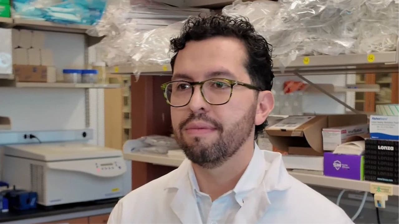 Médico hispano lidera investigación contra el cáncer en EEUU y es considerado promesa de la ciencia
