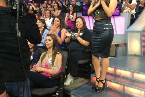 El guapo artista español pasó por el show para hacer suspirar a la audiencia con su música ¡y esa sonrisa!