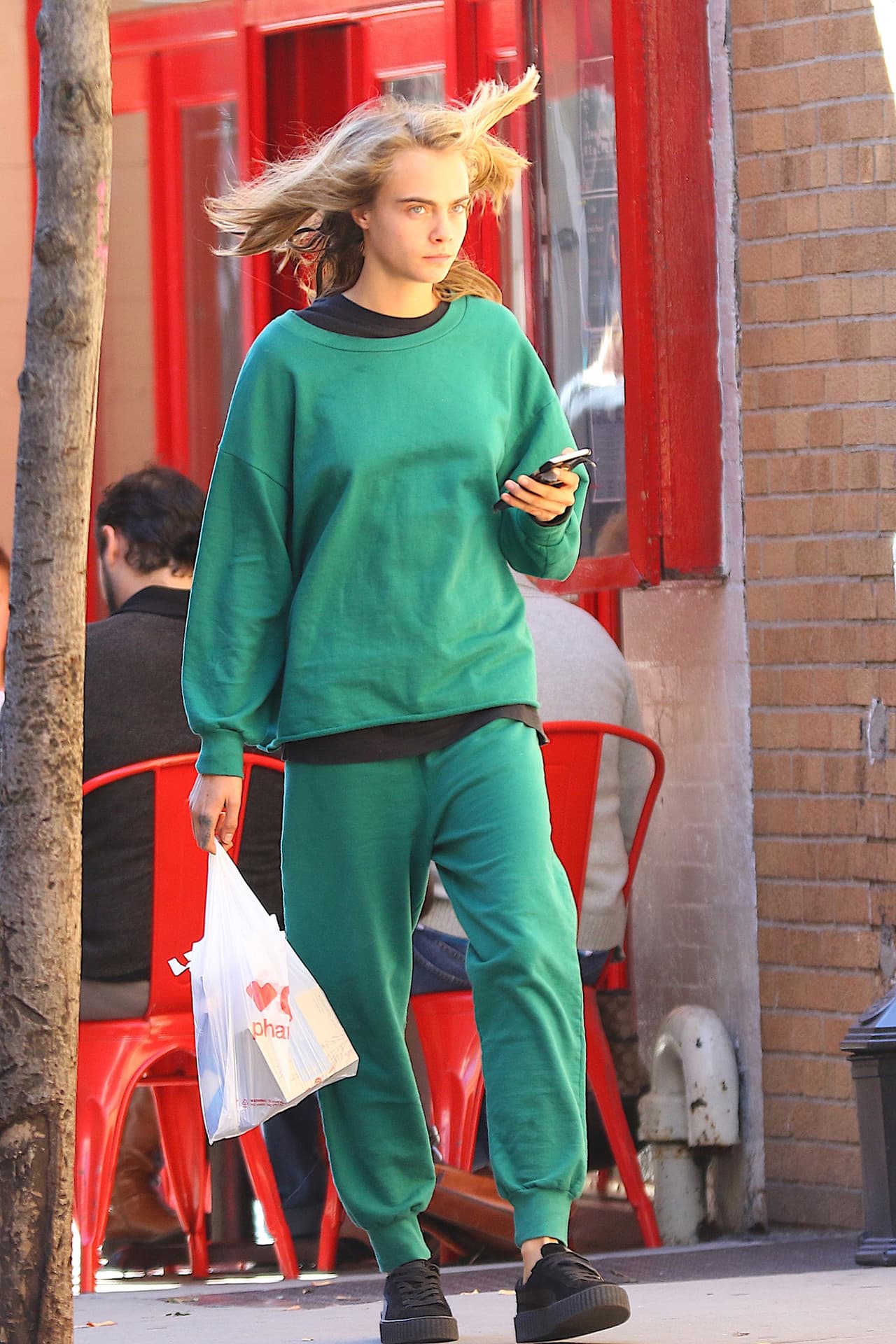 Y aún así, no soltaba el celular. ¿Esperando alguna llamada importante?