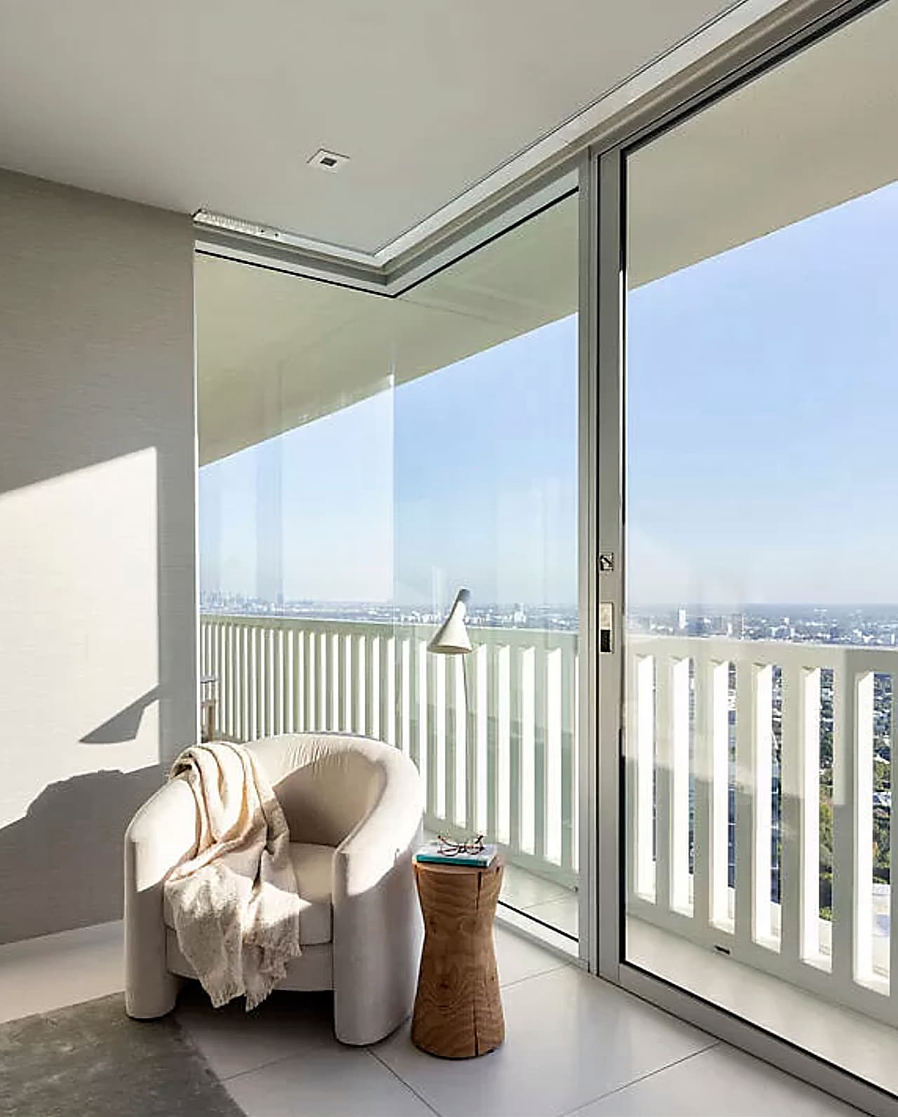 De día, la luz entra y convierte al apartamento en una obra de arte.