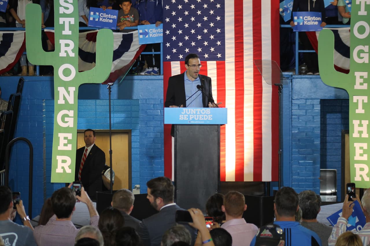 El médico Matt Heinz quien busca un escaño en el senado habló ante los simpatizantes de Clinton- Kaine
