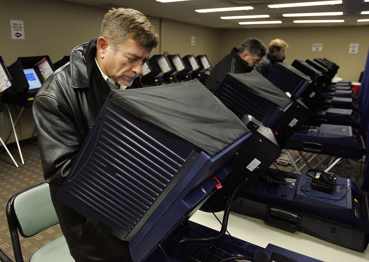 <b>Para votar por correo en Illinois: </b>estos son los pasos a seguir, debes saber que todas las personas registradas para votar pueden hacerlo, sin embargo, solo recibirán la balota de votación si se pide con antelación. La fecha límite para pedir tu balota de votación por correo es el 3 de noviembre. Y puedes hacerlo 
<a href="https://elections.il.gov/electionoperations/votingbymail.aspx" target="_blank">en este enlace</a>. Estas son las fechas límites para votar por correo. La fecha límite para regresar la balota de votación debidamente diligenciada es hasta el
<b> 8 de noviembre </b>con el sello del correo y recibirse para el 22 de noviembre. La fecha límite para dejar en el correo la balota en persona hasta el 
<b>8 de noviembre </b>el día de las elecciones.