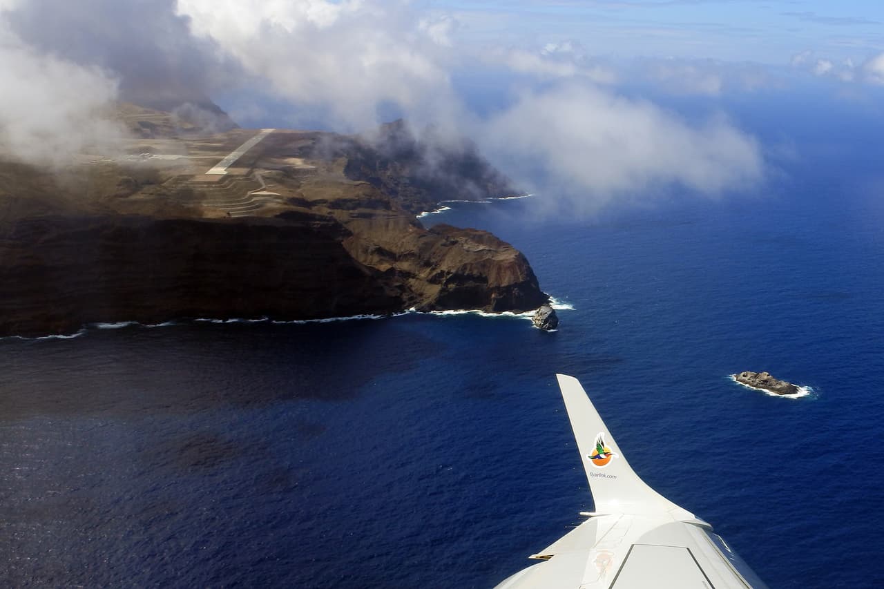 <b>Santa Helena</b>
<br>
<br>Este aeropuerto en la pequeña isla británica al sur del atlántico presenta una mezcla de diversas complicaciones. La pista está rodeadas de profundos acantilados que dan al mar y los aviones al aproximarse deben lidiar con la fuerte cizalladura del viento. 
<br>