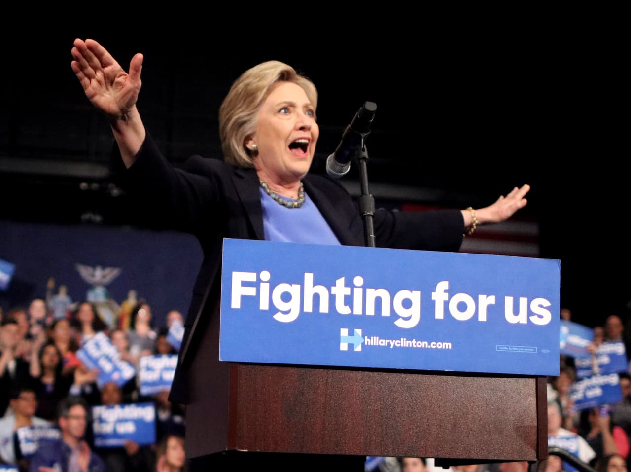 Clinton pierde la paciencia con activista de Greenpeace por las "mentiras" de Sanders