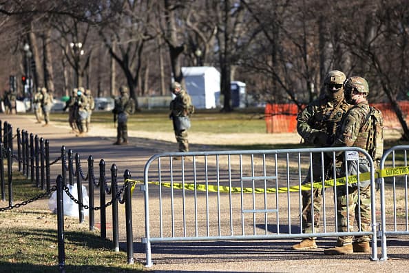 Cada bandera de Dixie Flag co mide 312 pies cuadrados. Dixie Flag & Banner Company está ubicada al norte del centro de la ciudad junto a la Interestatal 35.
<br>
<br>
