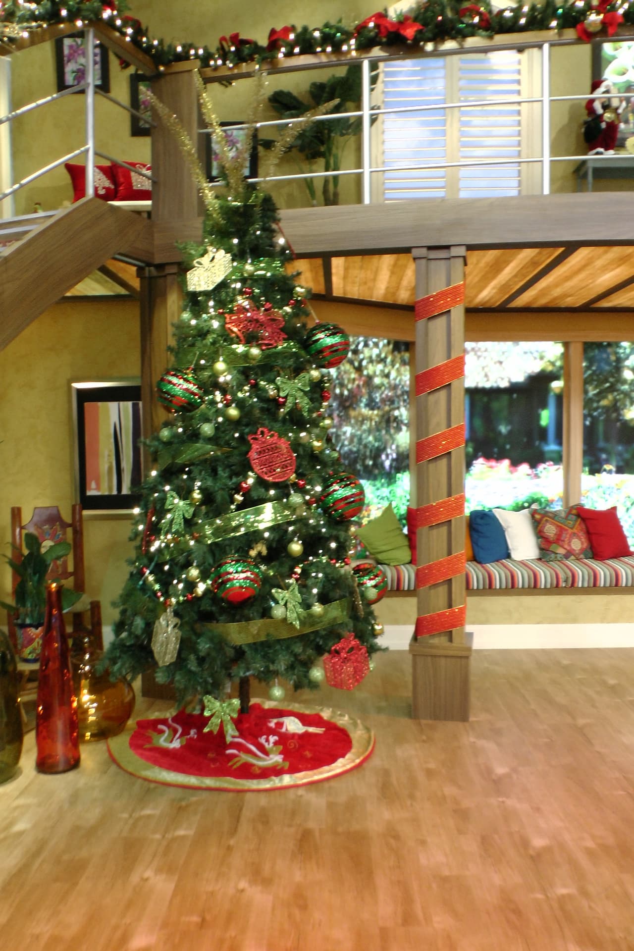 El árbol está listo para recibir muchos regalos.