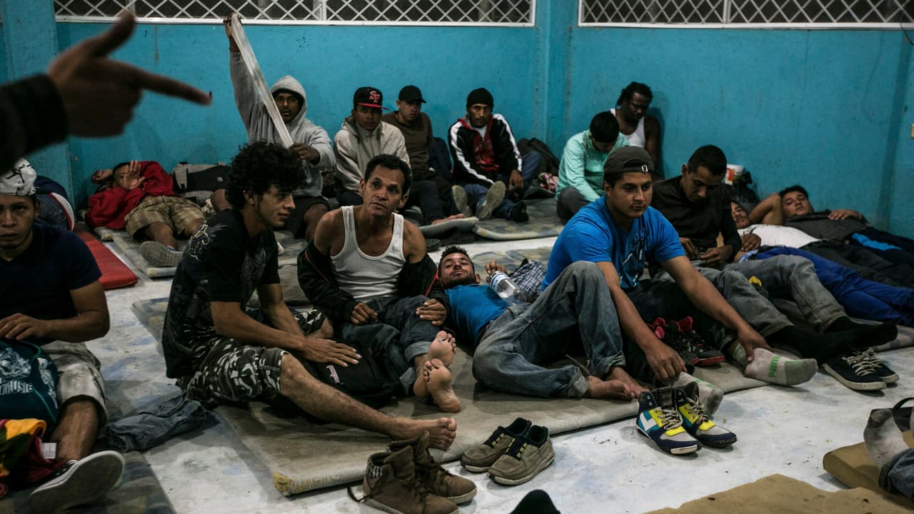 Migrantes se preparan para dormir en el albergue La 72 en el municipio de Tenosique, Tabasco el 23 de febrero de 2017. Foto: Fred Ramos / El Faro.