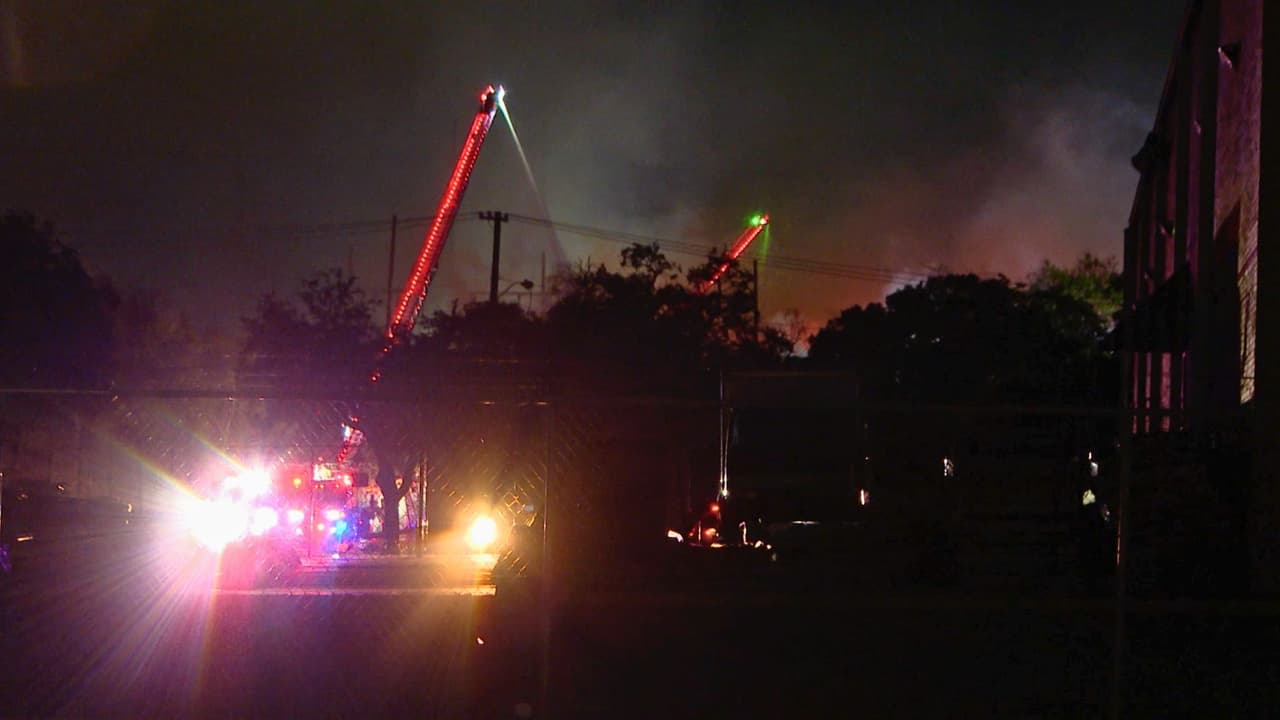 <b>No se han reportado heridos</b>, y las autoridades continúan investigando las causas del incendio.