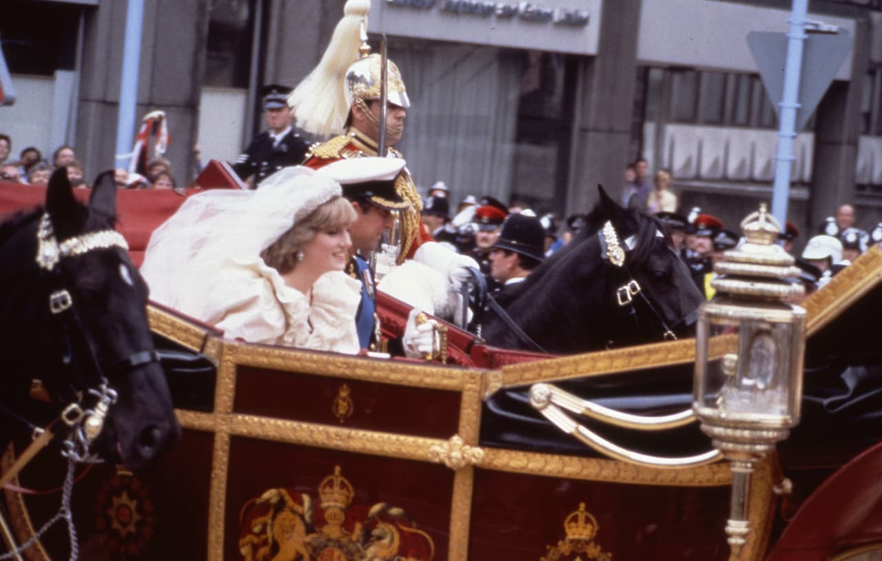 La 1902 State Landau fue la carroza utilizada por Carlos príncipe de Gales y su celebre esposa
<b> la princesa Diana de Gales</b> en 1981, para su primer paseo como marido y mujer entre la Catedral de San Pablo y el Palacio de Buckingham.