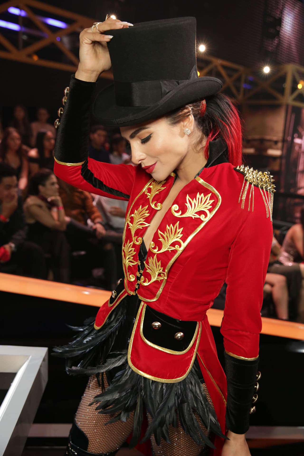 Que remató a la perfección sobre su coleta alta con el detalle de las puntas rojísimas, a juego con el resto del atuendo.