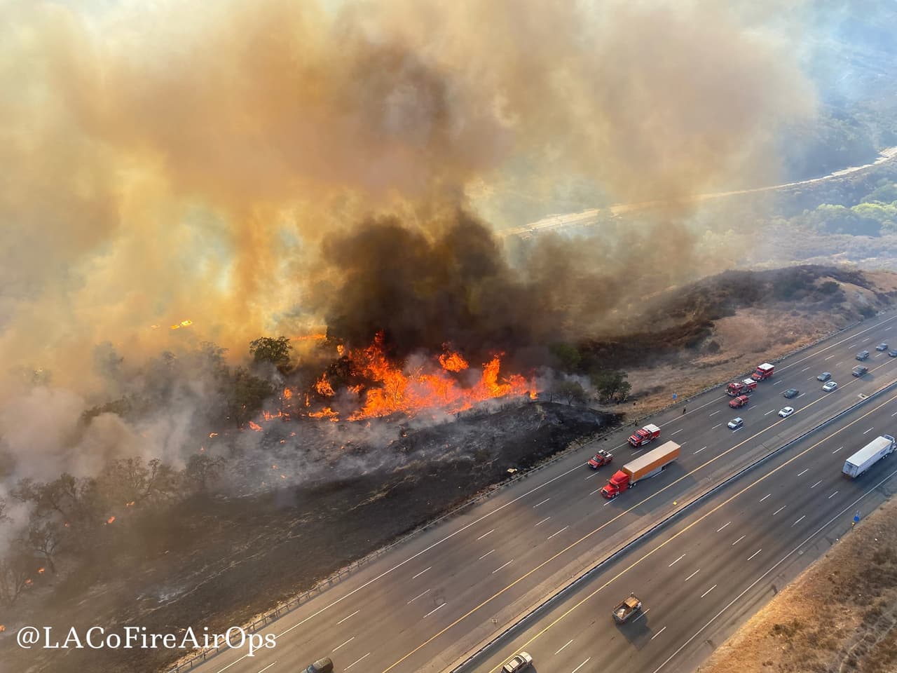 Incendio de maleza obliga al cierre de la autopista 5 en la zona de Castaic