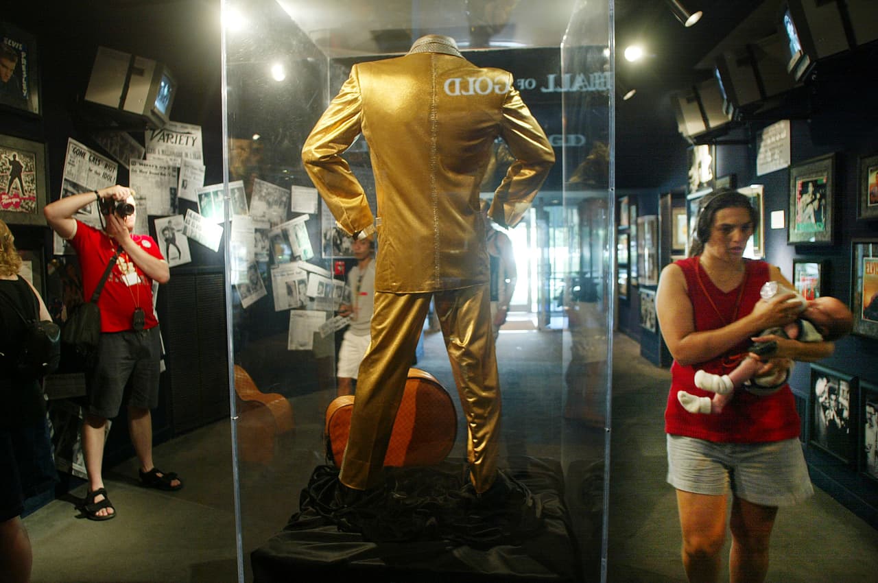 Tras la muerte de Elvis, en 1977, la madre de Lisa Marie, Priscilla, se convirtió en la gestora de los bienes del cantante pues su única hija era menor de edad. Los costos de mantenimiento de la propiedad motivaron a la familia a abrir las puertas de Graceland al público en 1982. En la imagen, fanáticos del Rey del Rock recorren uno de los salones de la mansión.