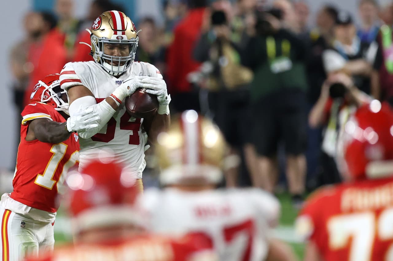 Fred Warner #54 de San Francisco 49ers interceptó a Patick Mahomes y le otorgó una buena posición de campo a su equipo.