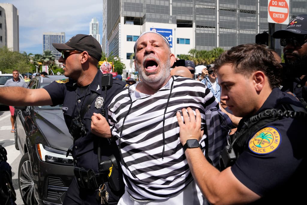 Detienen a manifestante por lanzarse a la caravana del expresidente Trump al salir de la corte federal de Miami 