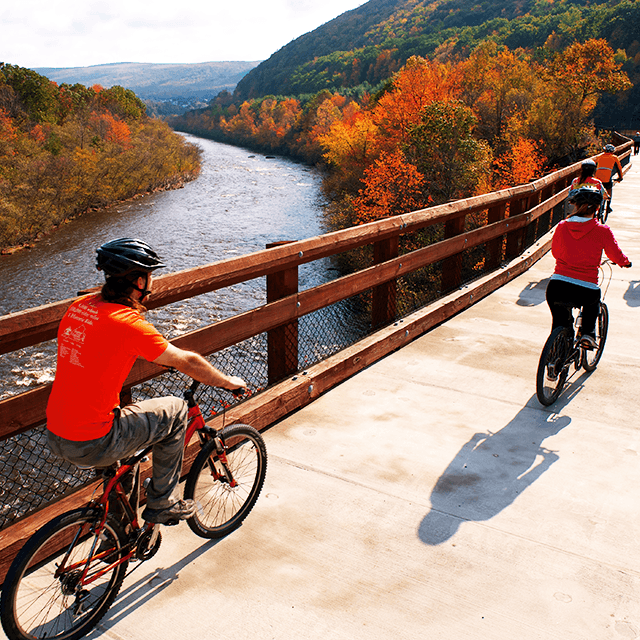 Los visitantes frecuentan Jim Thorpe desde las cercanas Filadelfia y la ciudad de Nueva York para practicar senderismo, ciclismo, rafting, esquí y paseos a caballo.