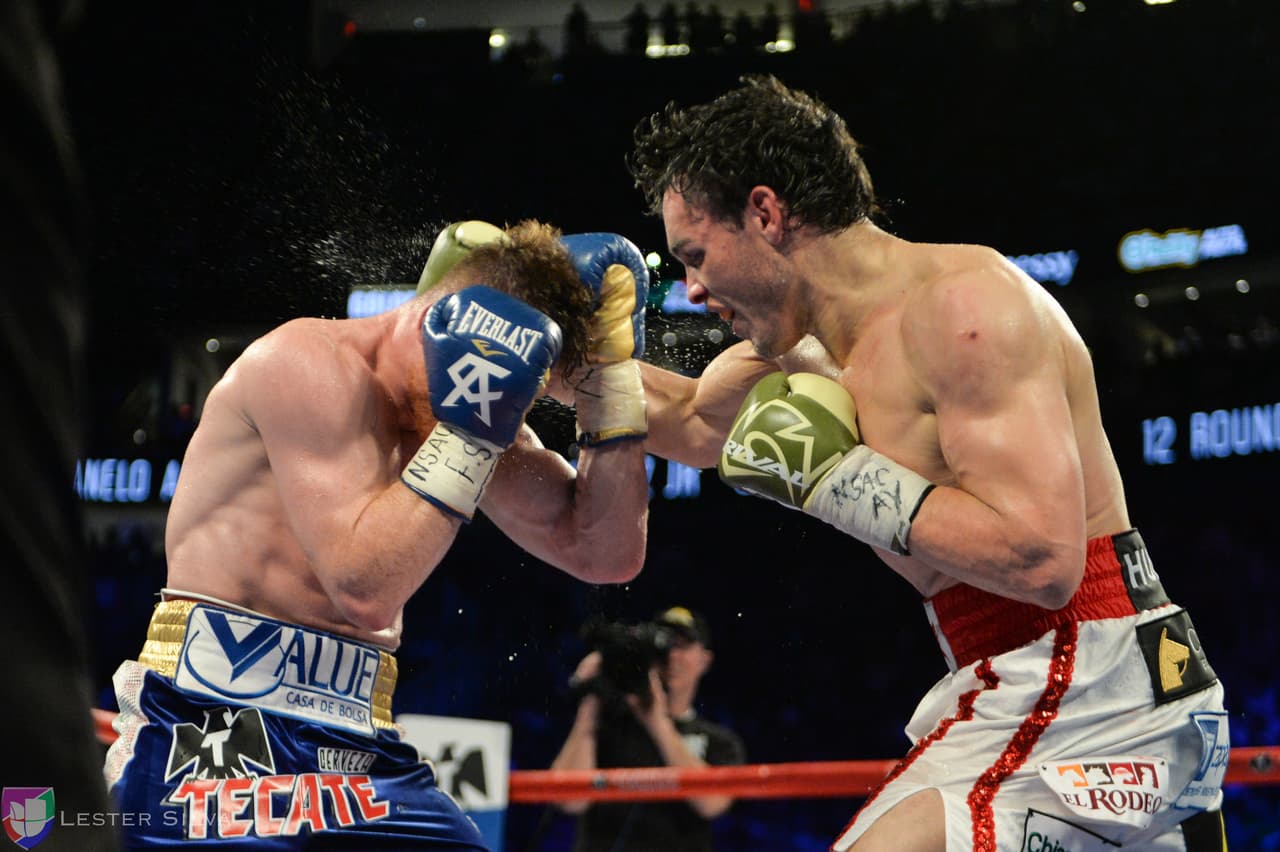 Te acercamos a los golpes que se dieron Saúl 'Canelo' Álvarez en contra de Julio César Chávez Jr., imágenes que te harán sentir en el ring.