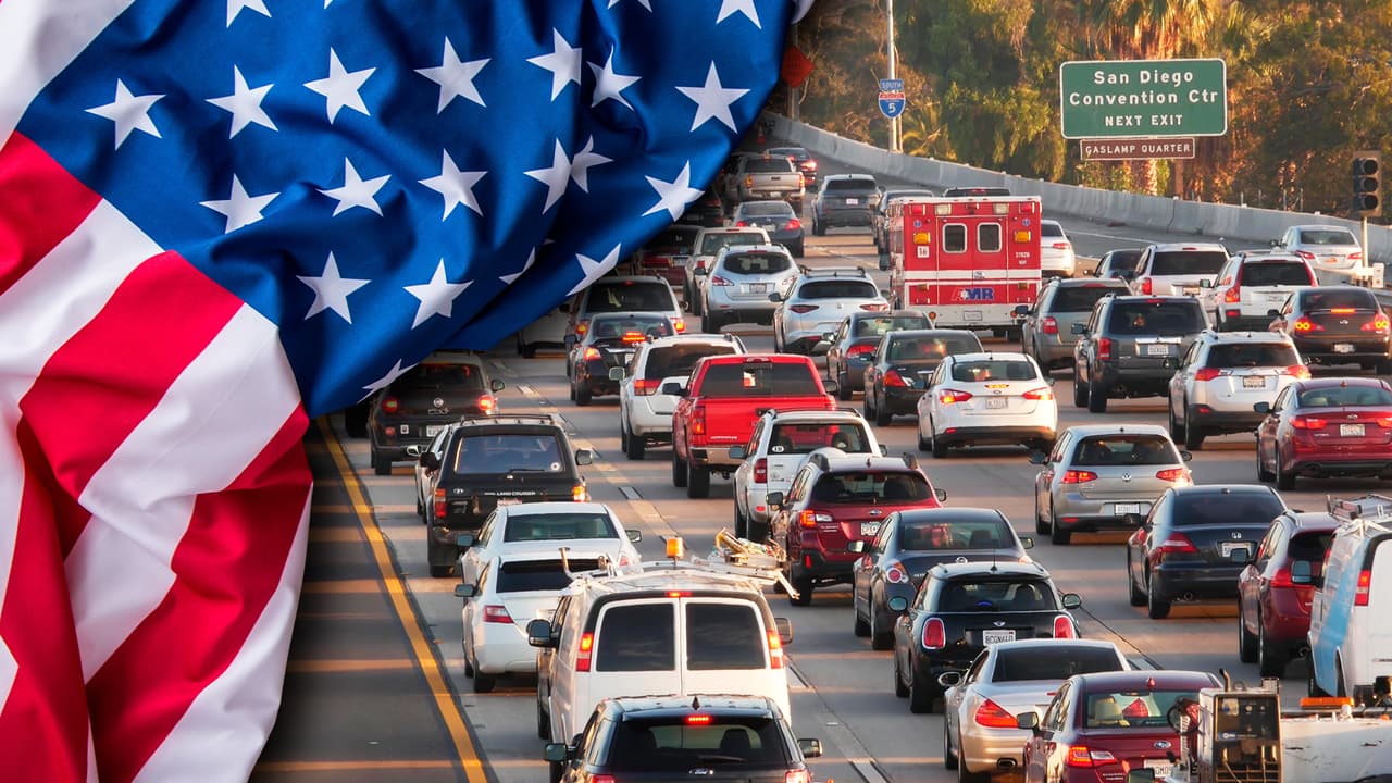 De acuerdo a un reciente estudio publicado por la Asociación Automovilística Estadounidense (AAA por sus siglas en inglés), más de 47.7 millones de personas planean viajar por diferentes medios a otras localidades del país entre el 1 y 5 de julio, esto con motivo de celebración del 
<a href="https://www.univision.com/temas/4-de-julio" target="_blank">Día de la Independencia de Estados Unidos (4 de julio)</a>. 
<br>
<br>
<b>Relacionado:</b> 
<a href="https://www.univision.com/carros/ranking-de-carros/made-in-usa-carros-mas-americanos-2021-fotos">¿Made in USA? Los carros más ‘americanos’ de 2021 no son los que te imaginas</a>
