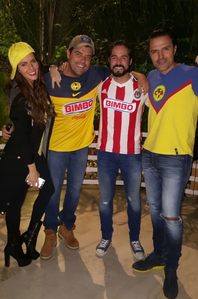 <b>Jorge</b> 
<b>'El Burro' van Rankin</b>, conductor del programa Hoy, compartió esta foto apoyando al 
<b>América</b> en compañia de su amigo, el actor 
<b><a href="https://www.univision.com/temas/jose-ron">José Ron</a></b>.